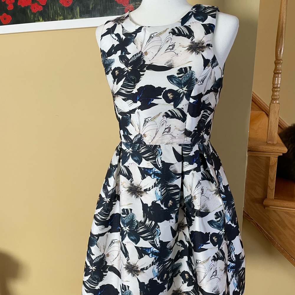 Floral Sleeveless Dress - Picture 3 of 4